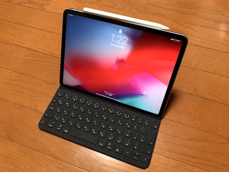 iPad Pro(11インチ)-Smart Keyboard Folioを装着しスタンド。
