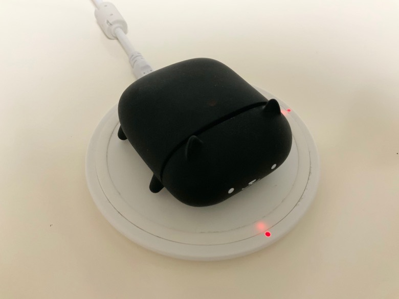 エレコム 黒ネコAirPodsケース - ワイヤレス充電も可能